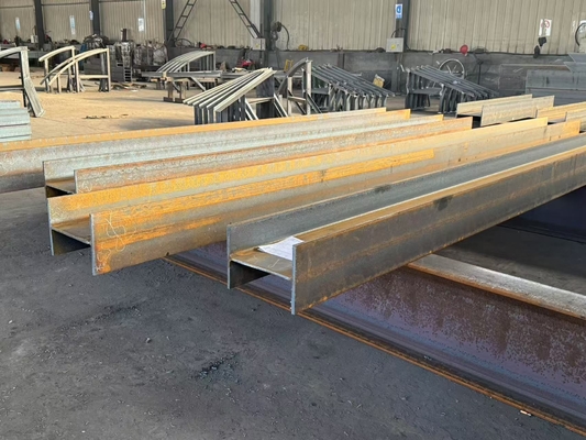 L'acier H est polyvalent et idéal pour diverses applications, des ponts aux bâtiments industriels.
