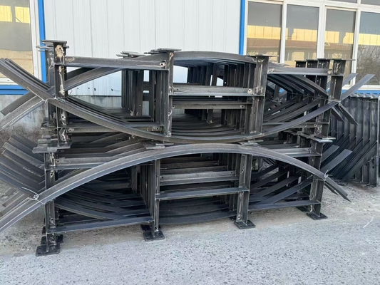 Plateforme de structure en acier galvanisé à chaud supportant cabinet électrique au bas de la tour de vent