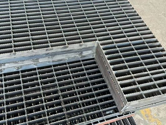 Escalier en acier galvanisé préfabriqué pour espaces extérieurs Escaliers métalliques à haute résistance avec anti-corrosion